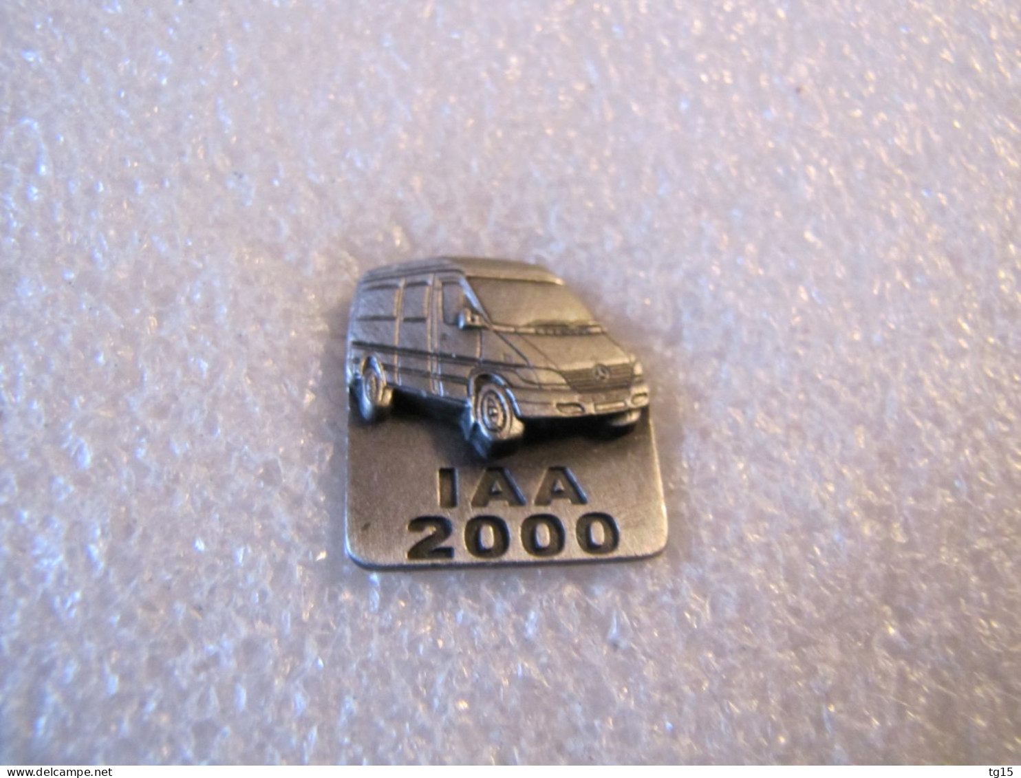 PIN'S   FOURGON  MERCEDES BENZ   IAA  2000  Zamak  Relief - Mercedes