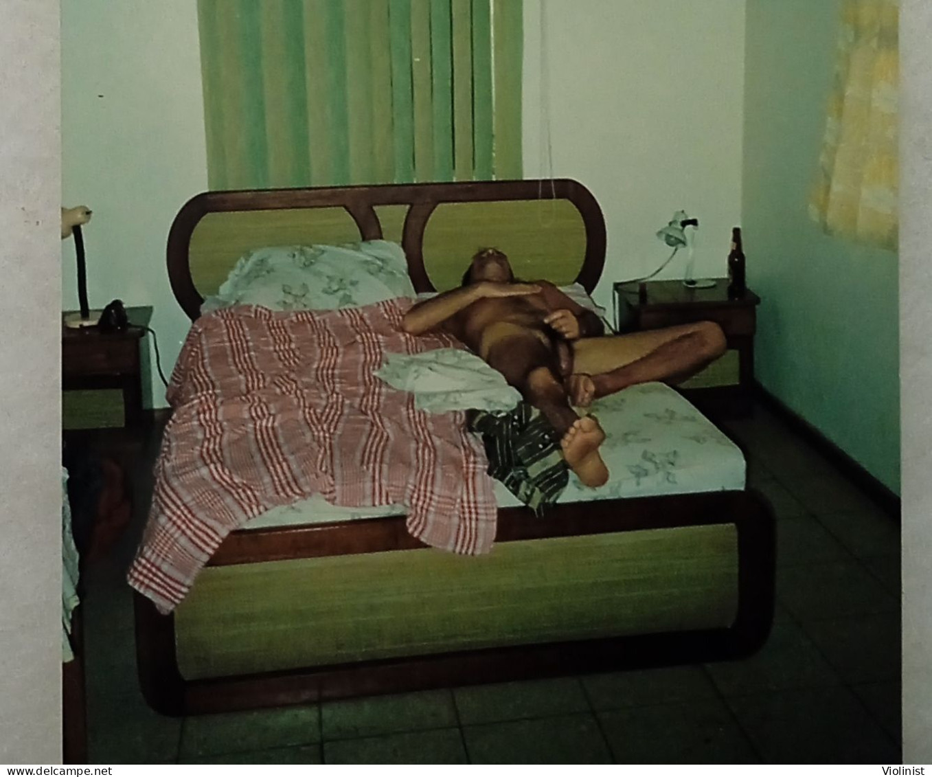 A Naked Man Is Lying On A Bed - Non Classificati