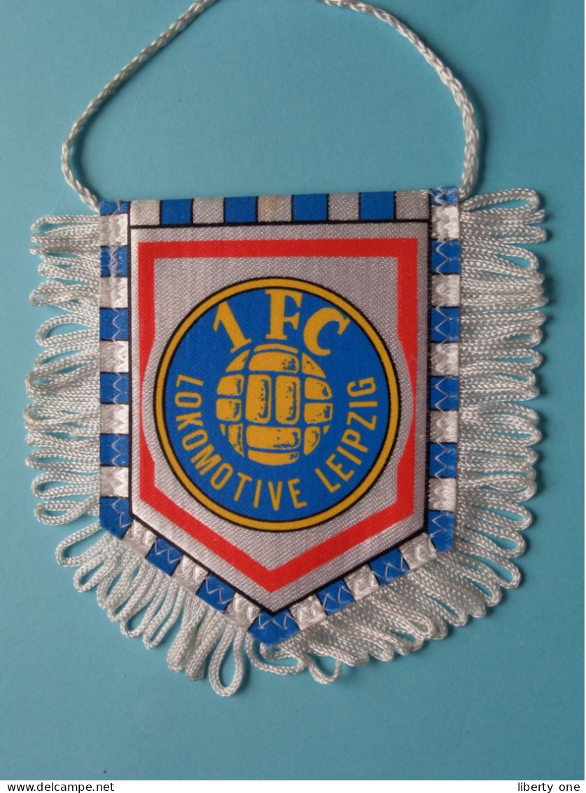 1 FC LOKOMOTIVE LEIPZIG >> WIMPEL (Drapeau) FANION De FOOTBALL / VOETBAL (Pennant) > ( See Scan ) +/- 10 X 8 Cm.! - Bekleidung, Souvenirs Und Sonstige