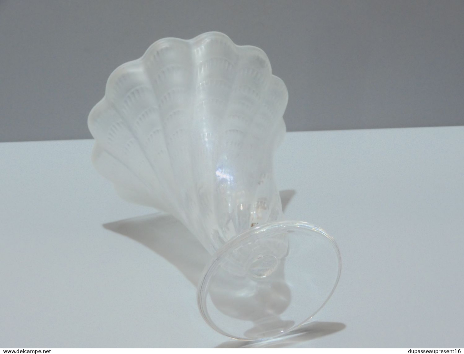 -TRES JOLI &  Fin VASE CRISTAL LALIQUE FRANCE LUCIE Satiné forme trompette    E