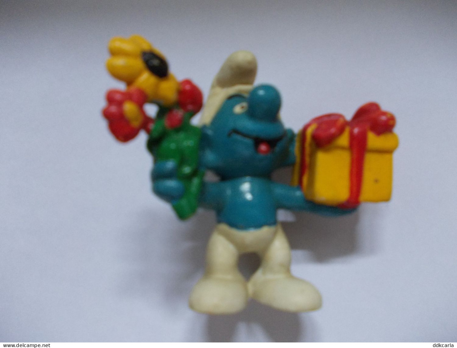 Figurine Schtroumpf / Smurf Met Pakje En Bloemen - Smurfen