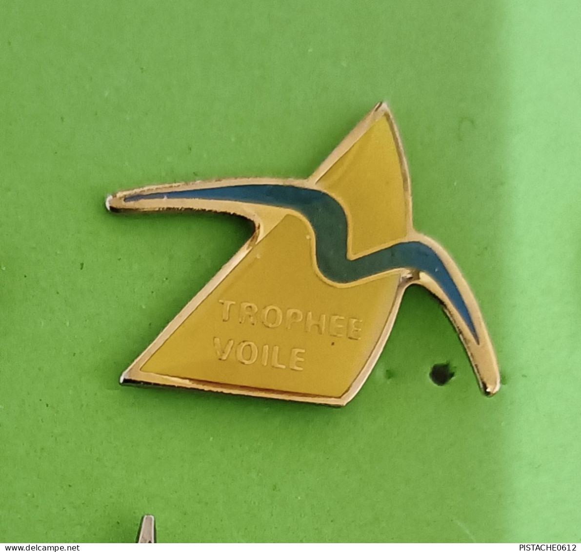 Pin's Bateau Voilier Trophée Voile - Boten