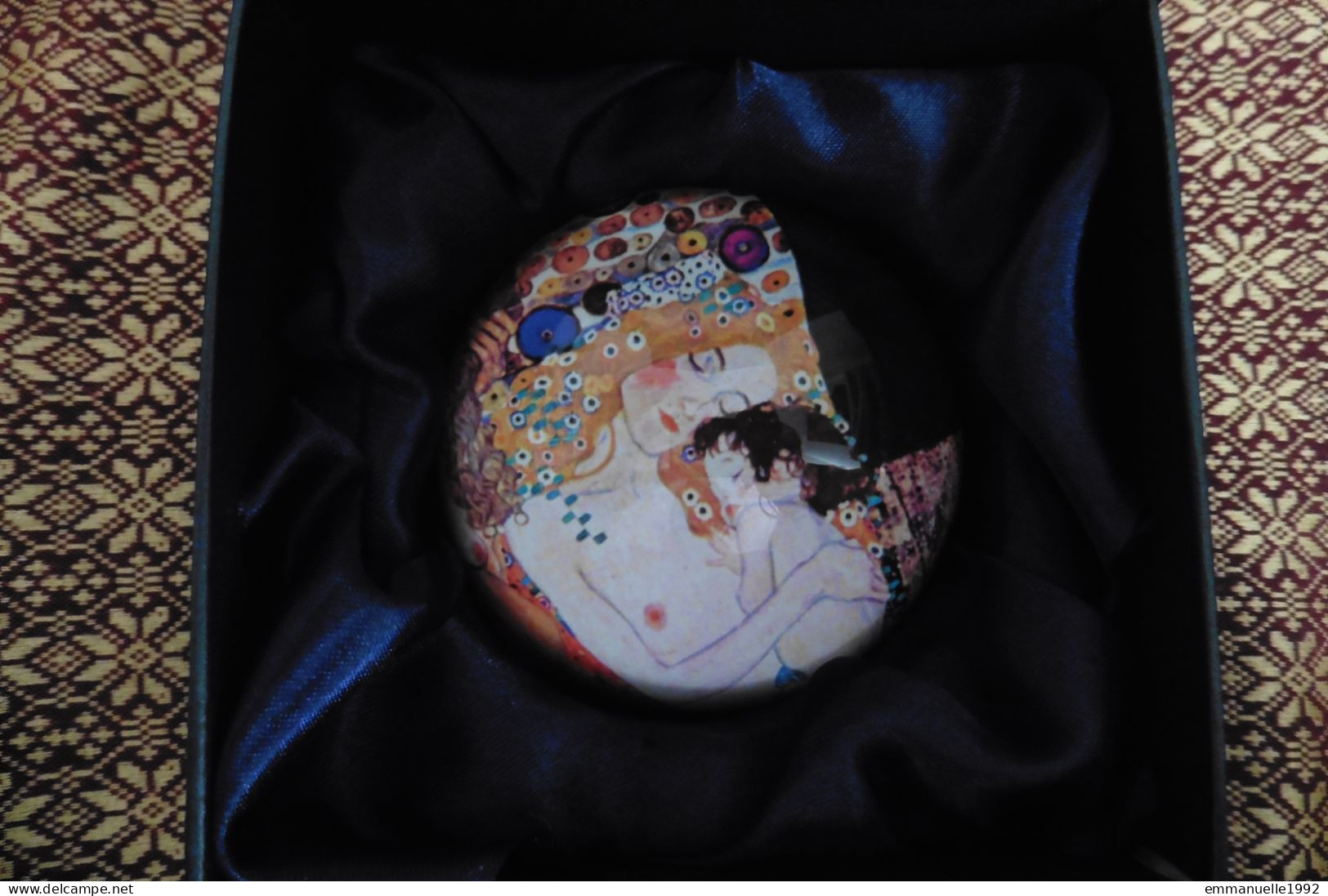 Presse Papier En Verre Femme Et Enfant Les Trois âges De La Vie De Gustav Klimt - Edition Spéciale Boutiques De Musées - Glas & Kristal
