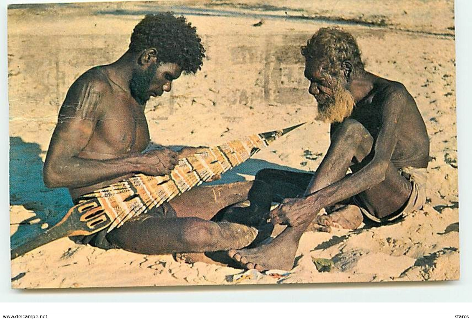 Australie - Melville Island - Aborigines Carving A Pukamini Ceremonial Spear For The Burial Ceremonies - Aborigines