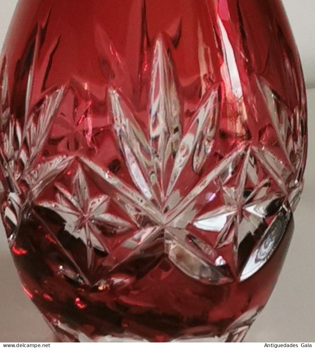 BOTELLA Y VASOS – CRISTAL BOHEMIA TALLADO SOBRE ROJO - Glass & Crystal