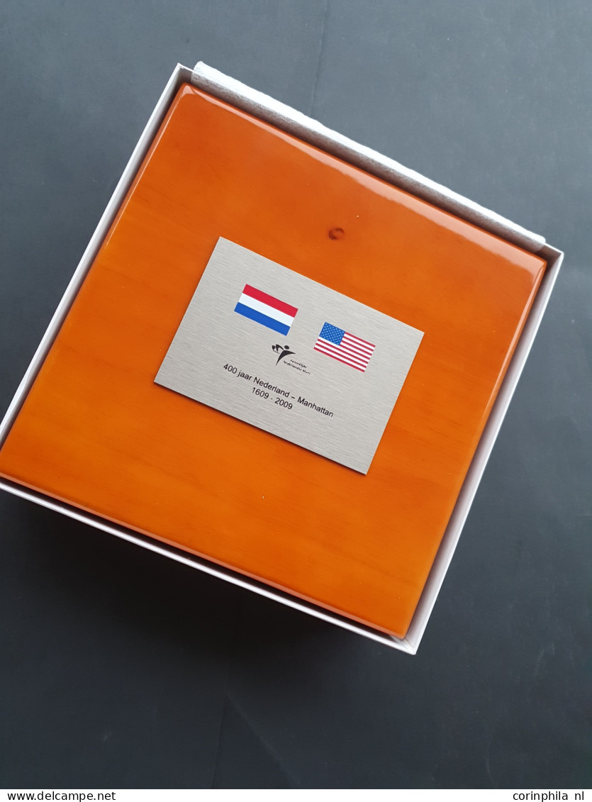 Muntset 400 Jaar Nederland Manhattan 2009 Met Gouden 10 Euro – Goud 6.72gr. 0.900 – PROOF In Originele Verpakking En Cer - Autres & Non Classés