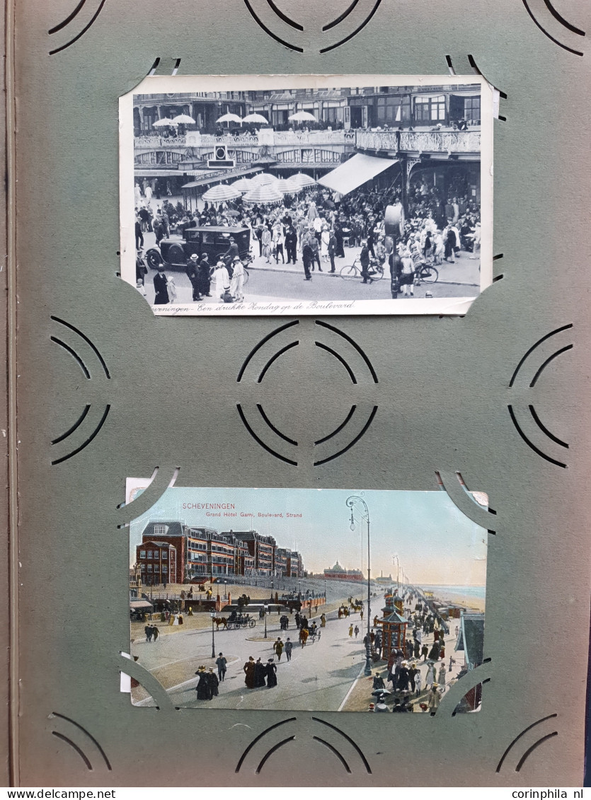 Cover Den Haag en Scheveningen (ruim 800 prentbriefkaarten) w.b. oude en zeer oude in 3 albums