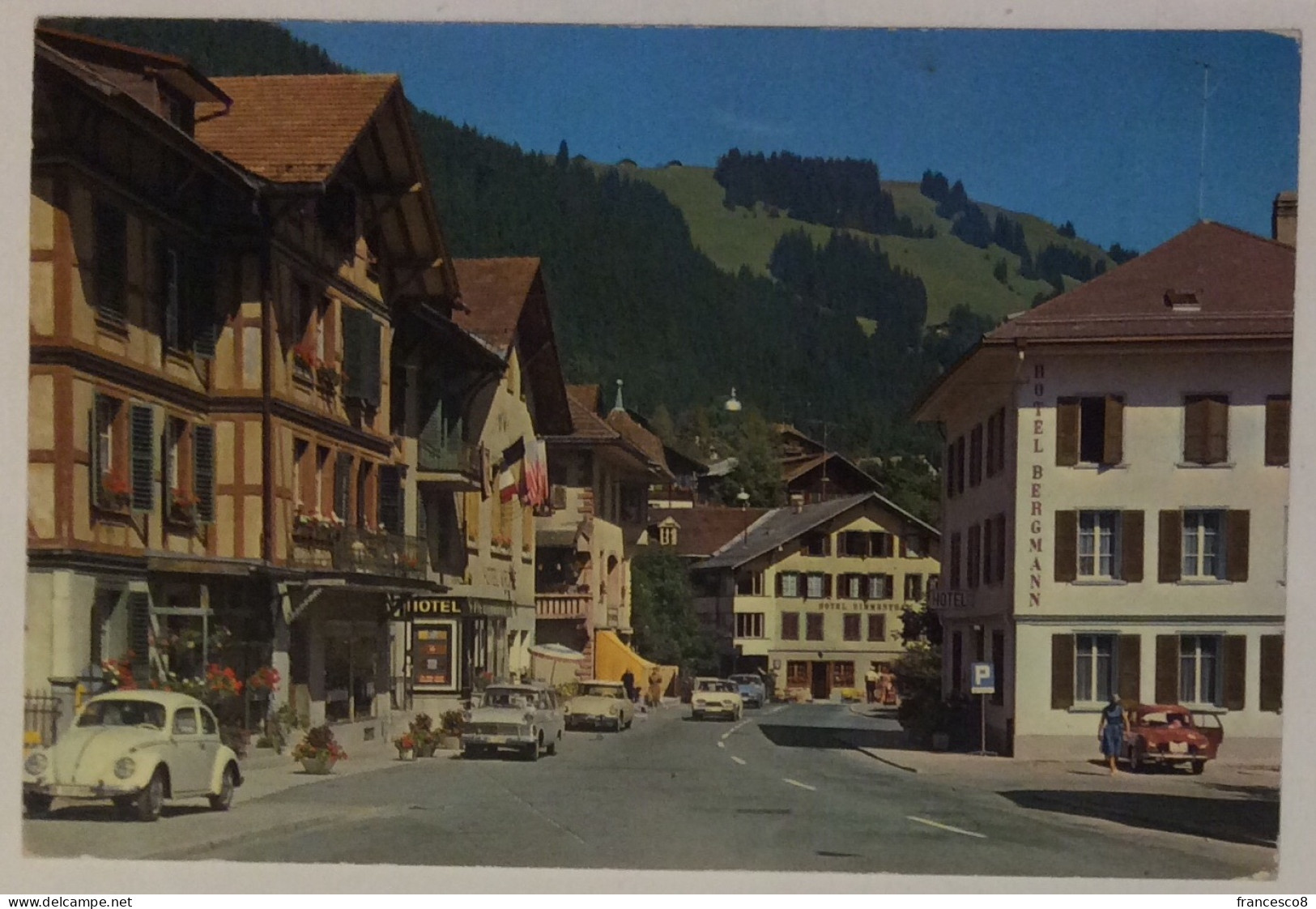 ZWEISIMMEN DORFPARTIE MIT HOTEL KRONE , SIMMENTAL UND BERGMANN / VOLKSWAGEN MAGGIOLINO - Zweisimmen