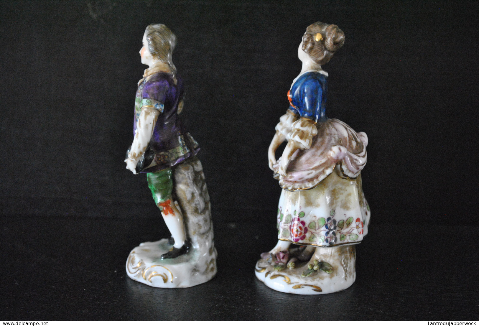 PAIRE De STATUETTES COUPLE DE BOURGEOIS EN HABITS XVIIIe EN PORCELAINE POLYCHROME DE CAPODIMONTE 2 Marques Différentes - Capodimonte (ITA)