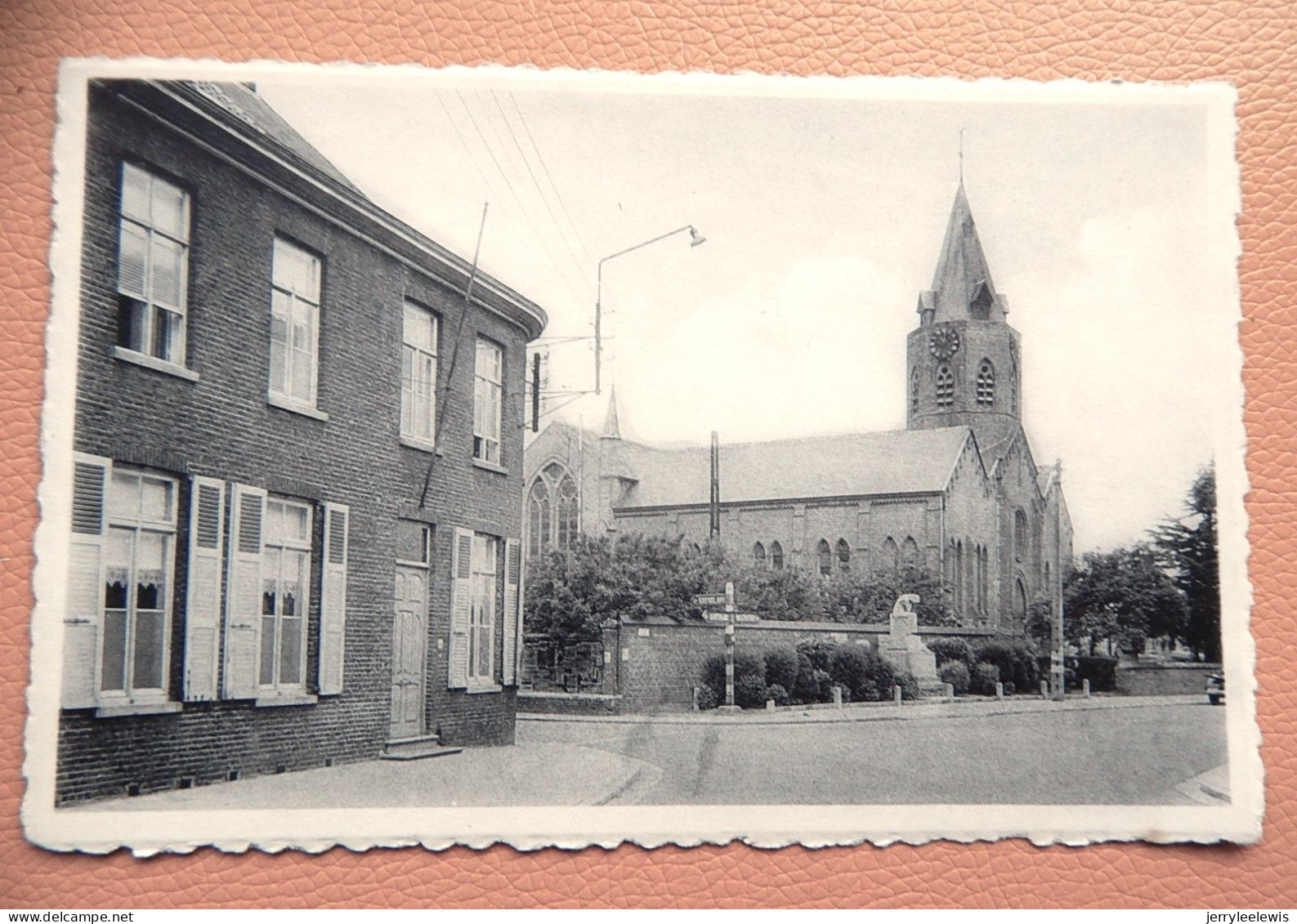 EERNEGEM  -  Sintmedarduskerk En Standbeeld Der Gesneuvelden - Ichtegem