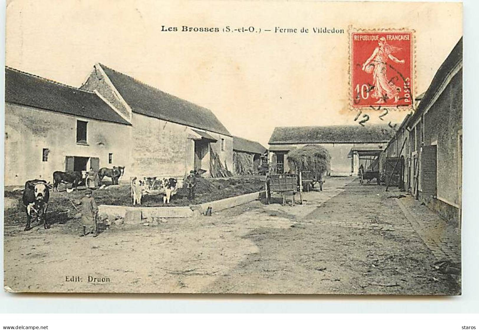 MAGNANVILLE - LES BROSSES -  Ferme De Vildedon - Vaches Dans La Cour - Magnanville