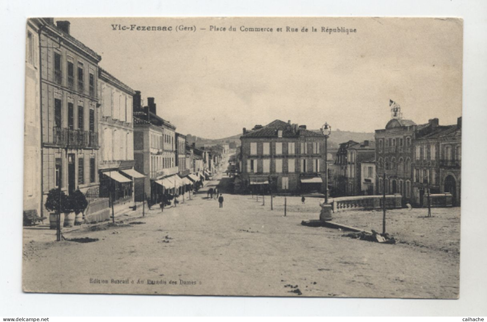 32 VIC FEZENSAC - Place Du Commerce Et Rue De La République - - Vic-Fezensac