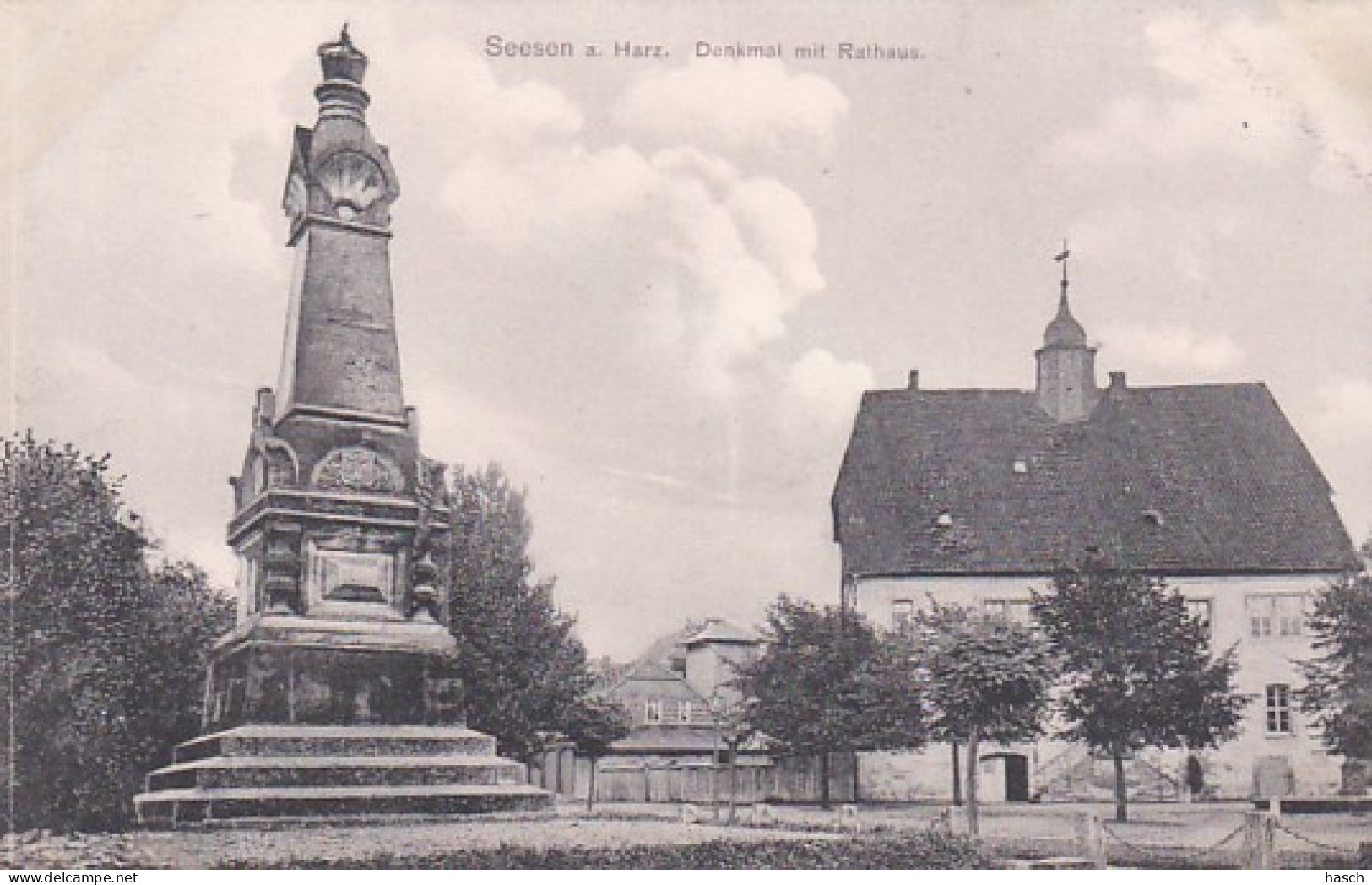 2525	187	Seesen A Harz, Denkmal Mit Rathaus.  - Seesen