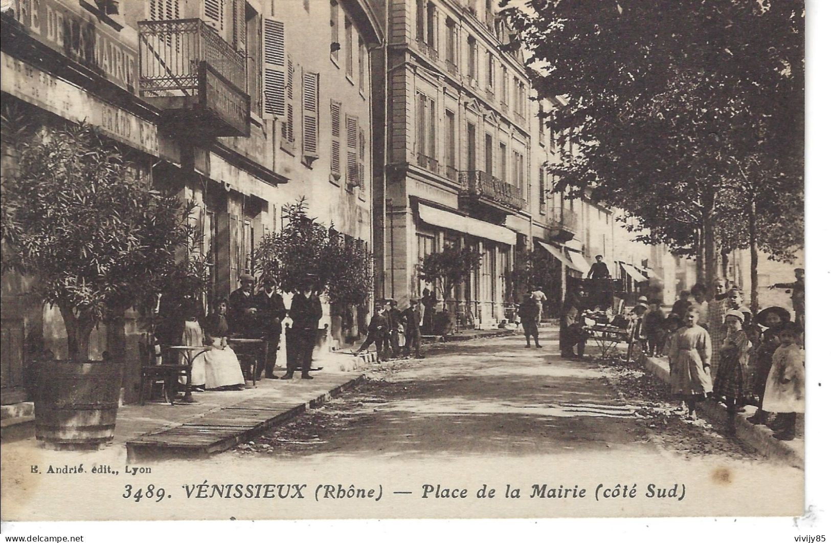 69 - VENISSIEUX - Belle Vue Animée De La Mairie Côté Sud ( Grand Café ) - Vénissieux