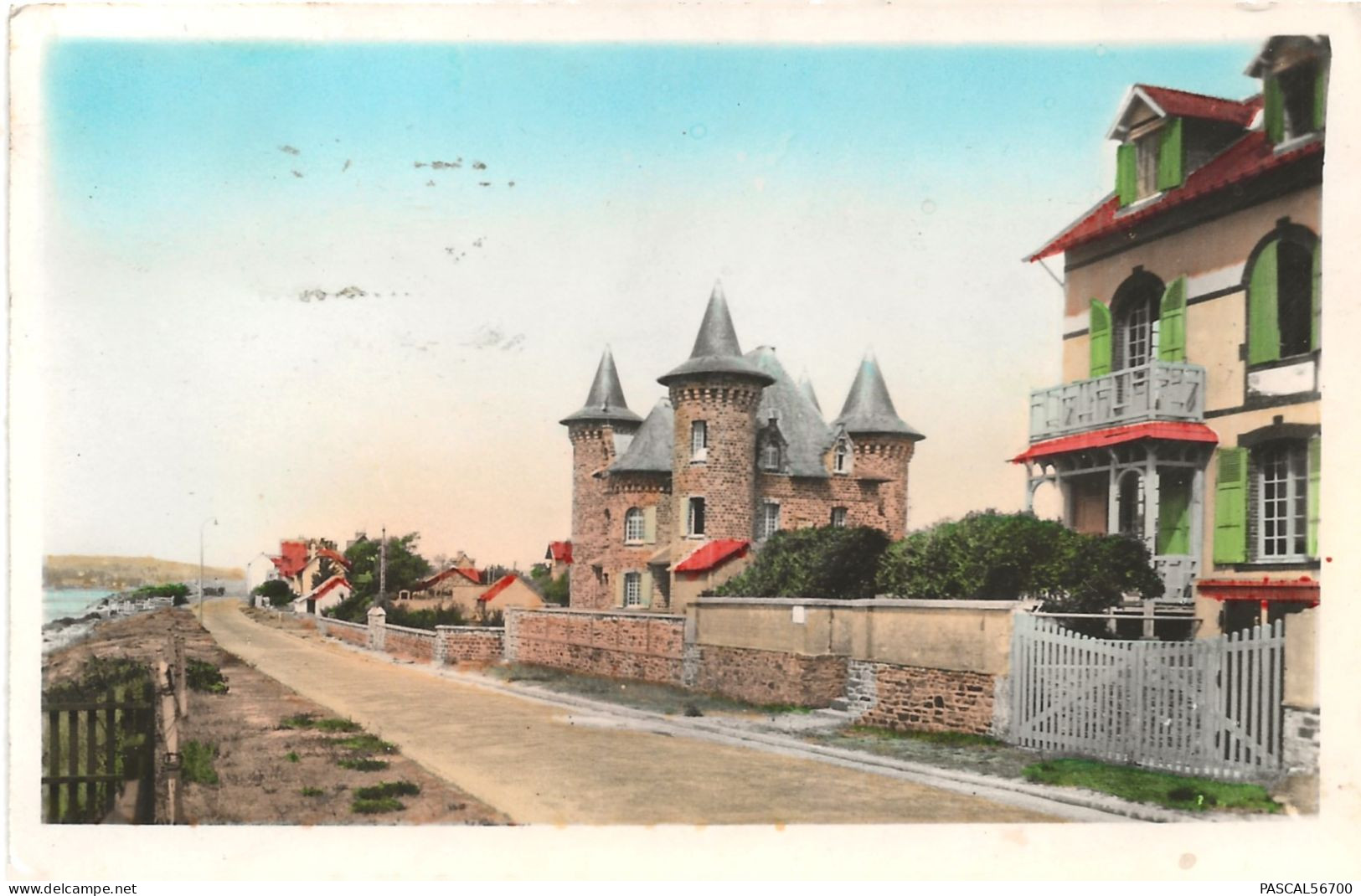 CPSM 50  BARNEVILLE - LA PLAGE IDEALE LE BOULEVARD MARITIME ET LE CHATEAU ***TRES BON ETAT*** TIMBRE QUIMPER - Barneville