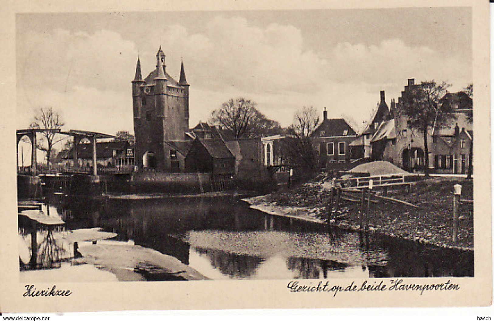 2589166Zierikzee. Gezicht Op De Beide Havenpoorten  - Zierikzee