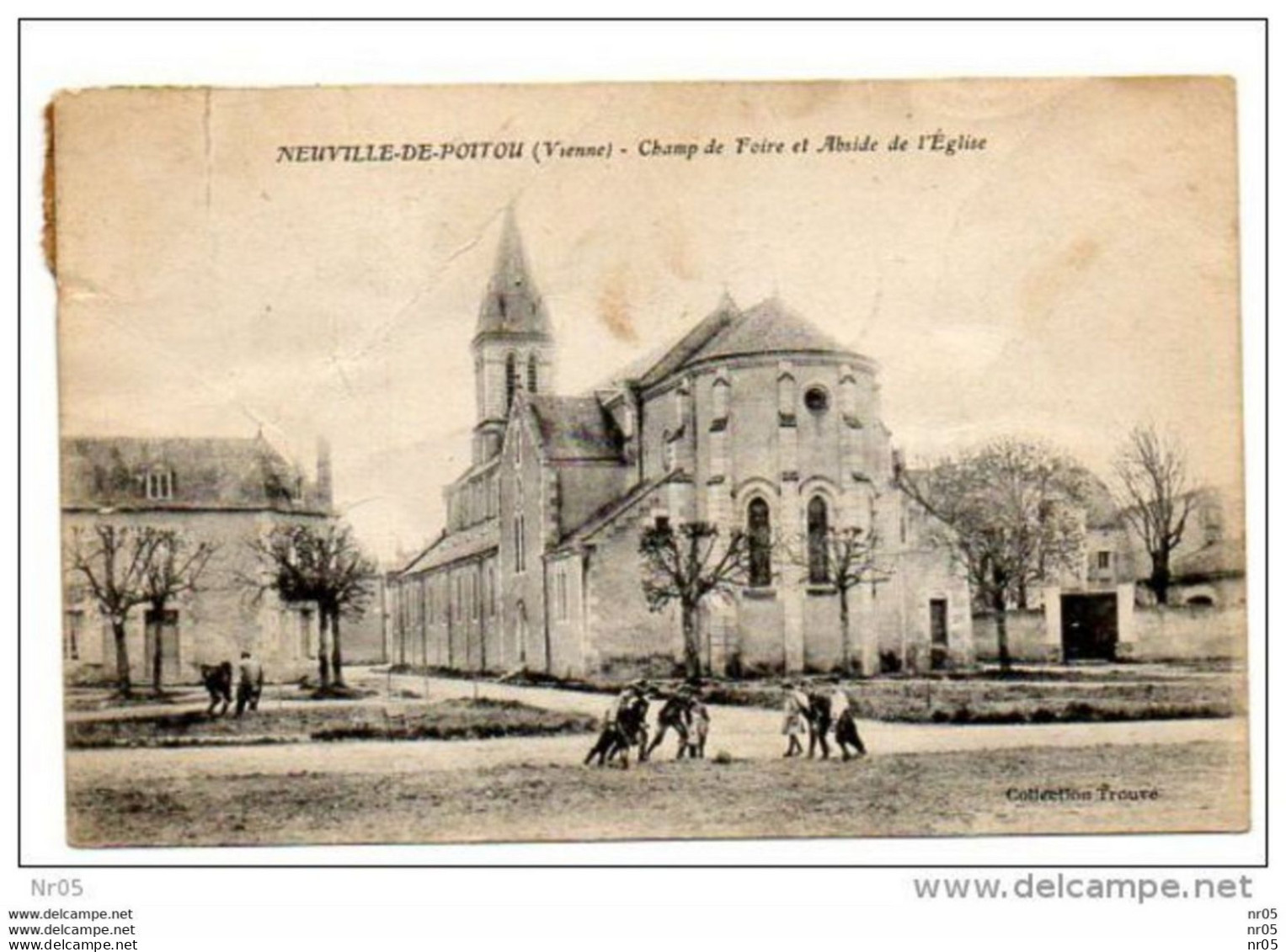 86  - NEUVILLE En POITOU ( Vienne )    - Champ De Foire Et Abside De L'Eglise - Neuville En Poitou