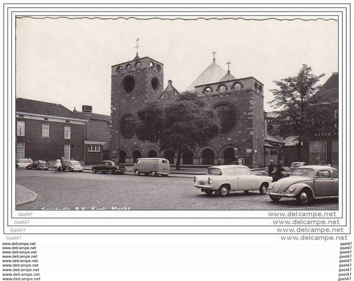 Cpsm Petit-Format Réf-JP-Y42 ( Pays-Bas - Overijssel )  ENSCHEDE  'R.K.  Kert. Markt._  Avec Les  Véhicules De L'Epoque - Enschede