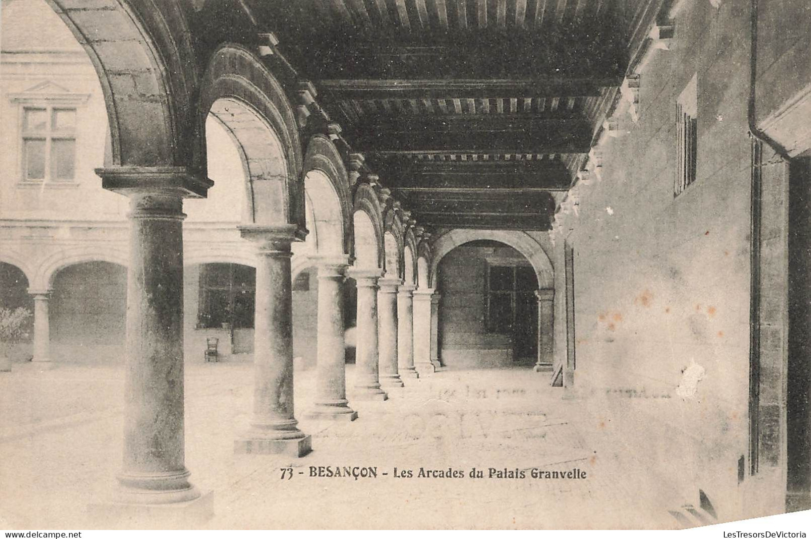 FRANCE - Besançon - Vue Sur Les Arcades Du Palais Granvelle - Carte Postale Ancienne - Besancon