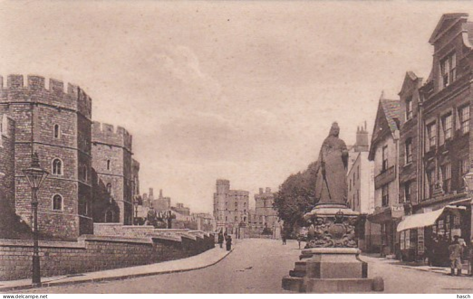 2811	151	Windsor Castle Queens Statue (see Corners)  - Windsor