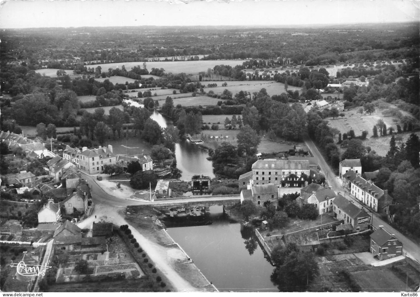 La Gacilly * Vue Aérienne Sur Le Bout Du Pont Et Le Village - La Gacilly