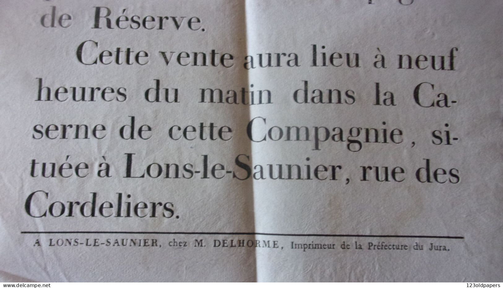 1814 PLACARD AVIS JURA LONS LE SAUNIER VENTE DES EFFETS HABILLEMENTS ET EQUIPEMENTS PROVENANT DECOMPAGNIE DE RESERVE - Documenten