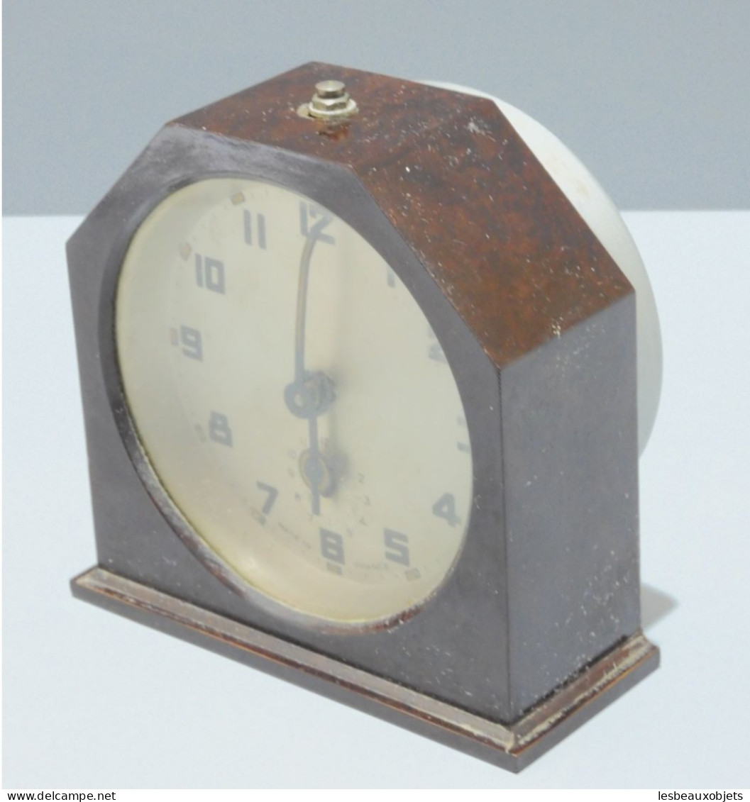 -ANCIEN REVEIL ART DECO BAKELITE ROUGE Sans Marque Visible JUS De GRENIER    E - Alarm Clocks