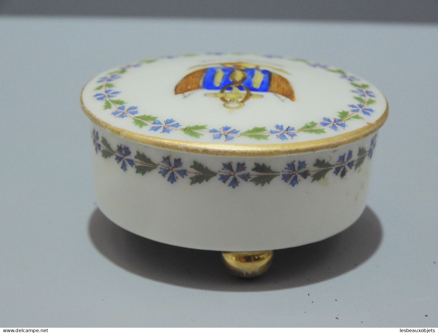 - PETITE BOITE PORCELAINE A PILULES SOUVENIR BERCK PLAGE fleurs bleues LIMOGES  E