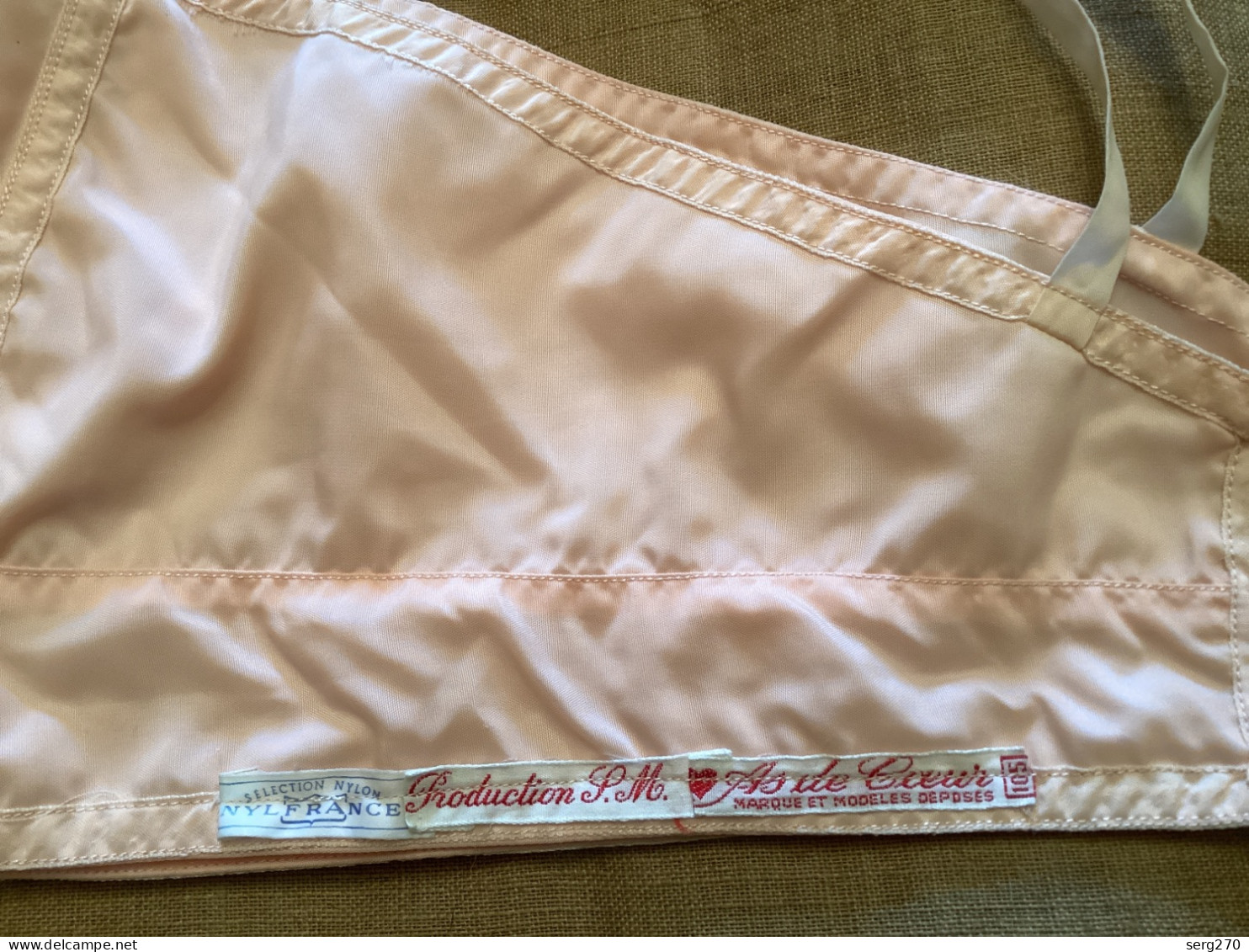 Ancien Soutien-gorge, En Nylon Rose, Orangé En Très Bon état Madine France - Chemisettes & Culottes