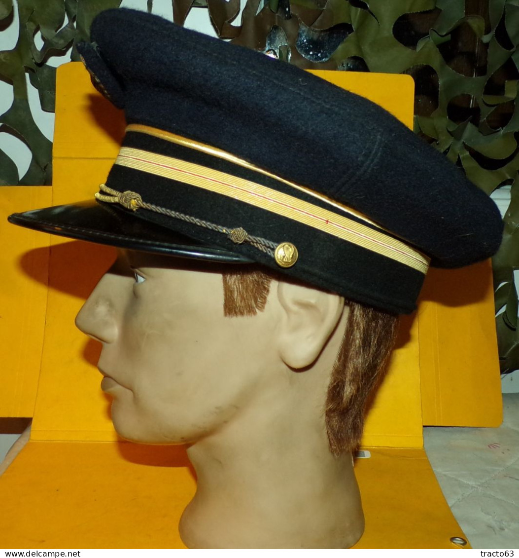 CASQUETTE BLEU  DE L'ARMEE DE L'AIR FRANCAISE AU GRADE D'ADJUDANT CHEF  ,TAILLE 57 FABRICANTION FRANCAISE UGECO A BERNAY - Cascos