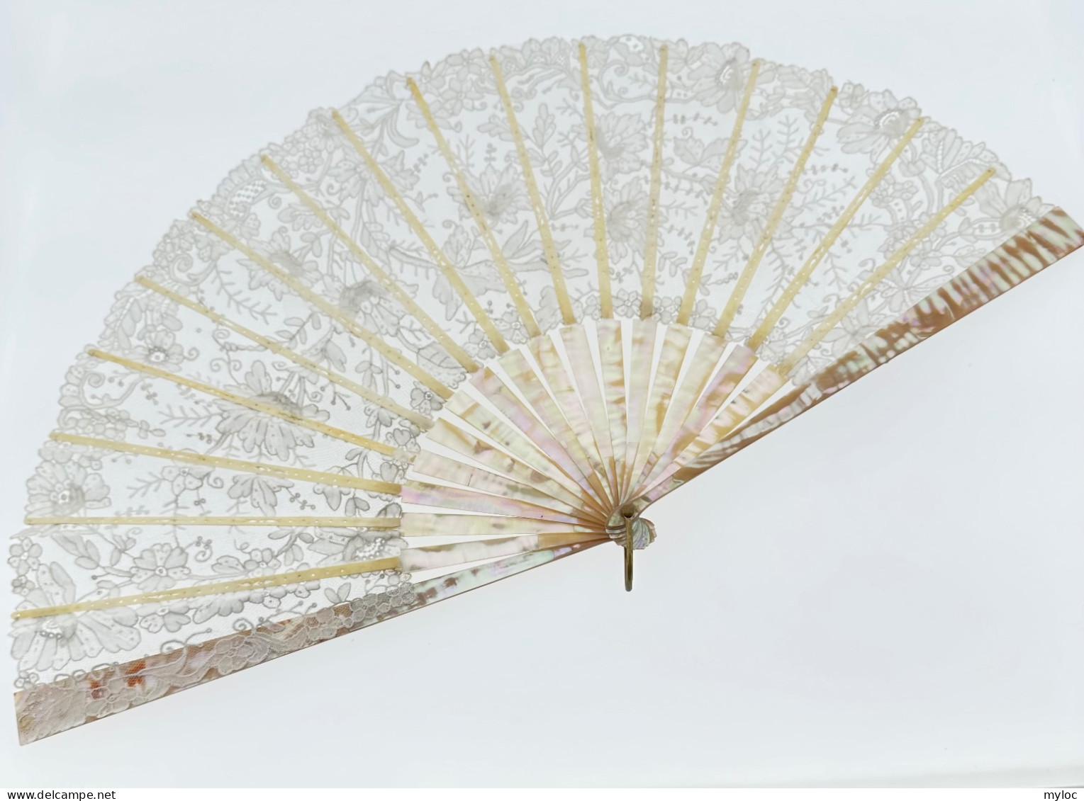 Très Bel éventail Ancien En Dentelle Et Nacre. Vers 1900. Fermé 27 Cm, Ouvert 50 Cm - Fans