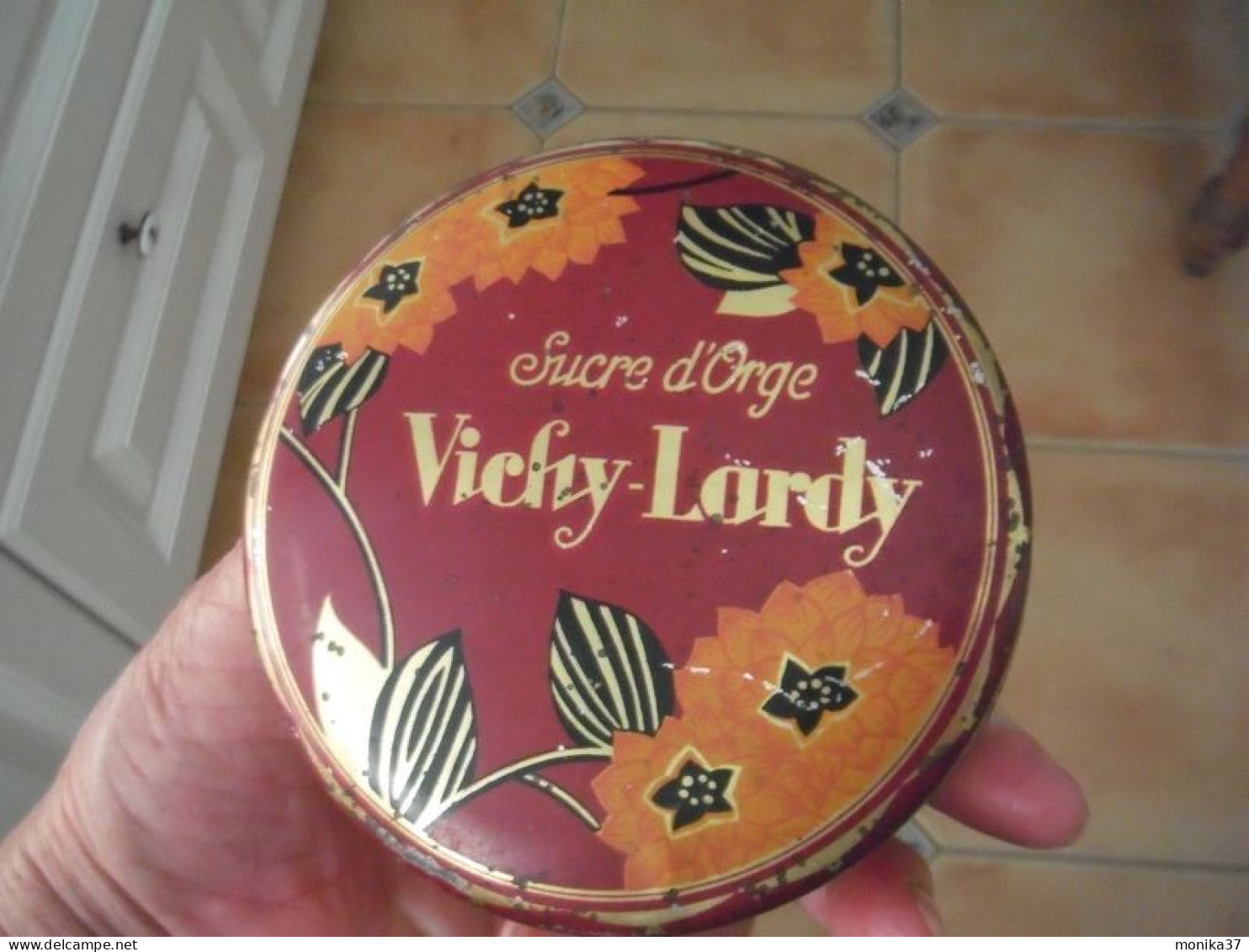 Ancienne Boite Ronde à Bonbons Sucres D'orge VICHY LARDI - Popular Art