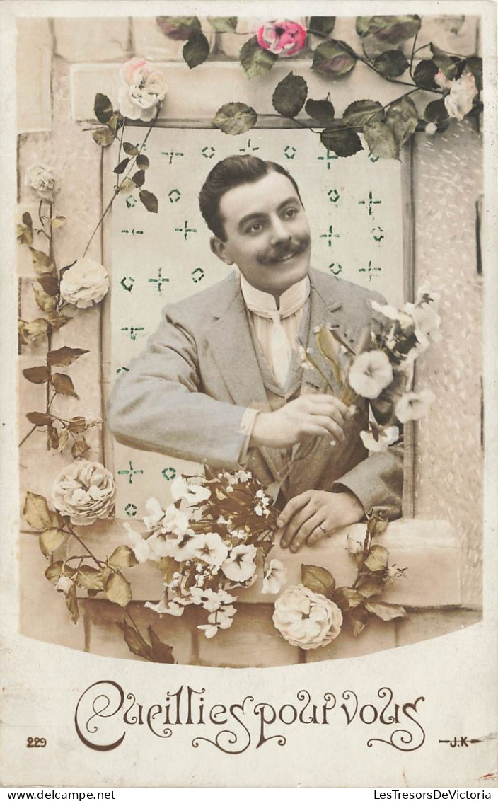 FANTAISIES - Hommes - Homme Tenant Un Bouquet De Fleur Dans Sa Main - Cueillies Pour Vous - Carte Postale Ancienne - Hombres