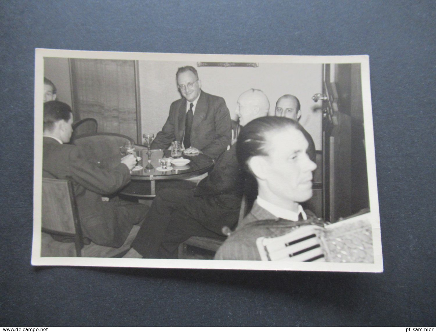 Foto AK Um 1940 Männerrunde / Bier Trinken Und Mann Spielt Akkordeon / Herrenrunde - Europe