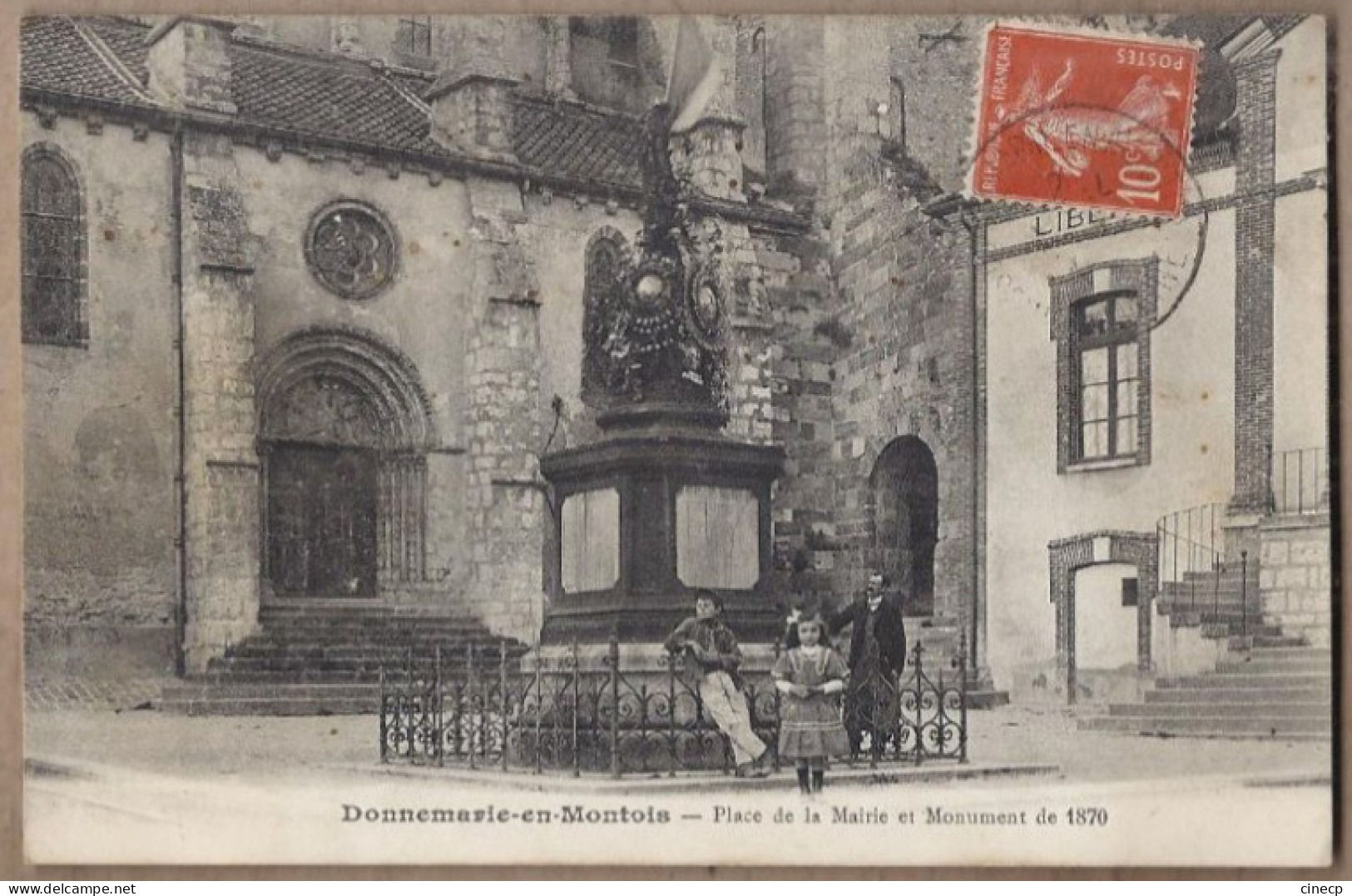 CPA 77 - DONNEMARIE En MONTOIS - Place De La Mairie Et Monument De 1870 - ANIMATION CENTRE - Donnemarie Dontilly