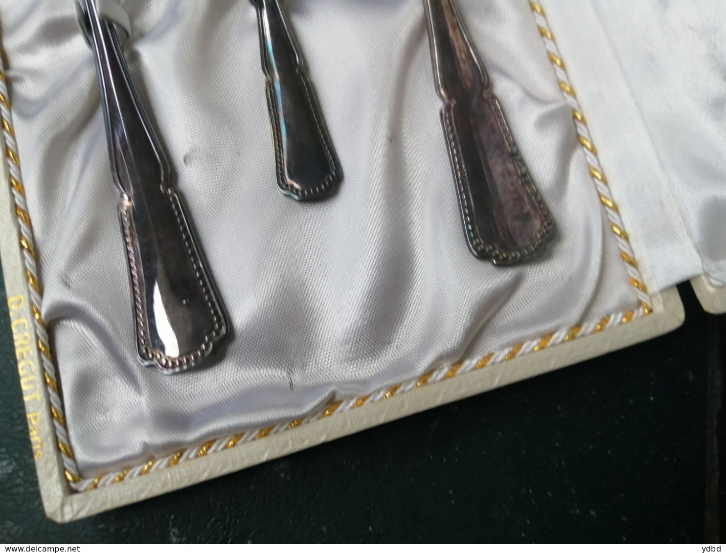 UN ANCIEN COFFRET DE COUVERTS EN METAL ARGENTE - Silverware