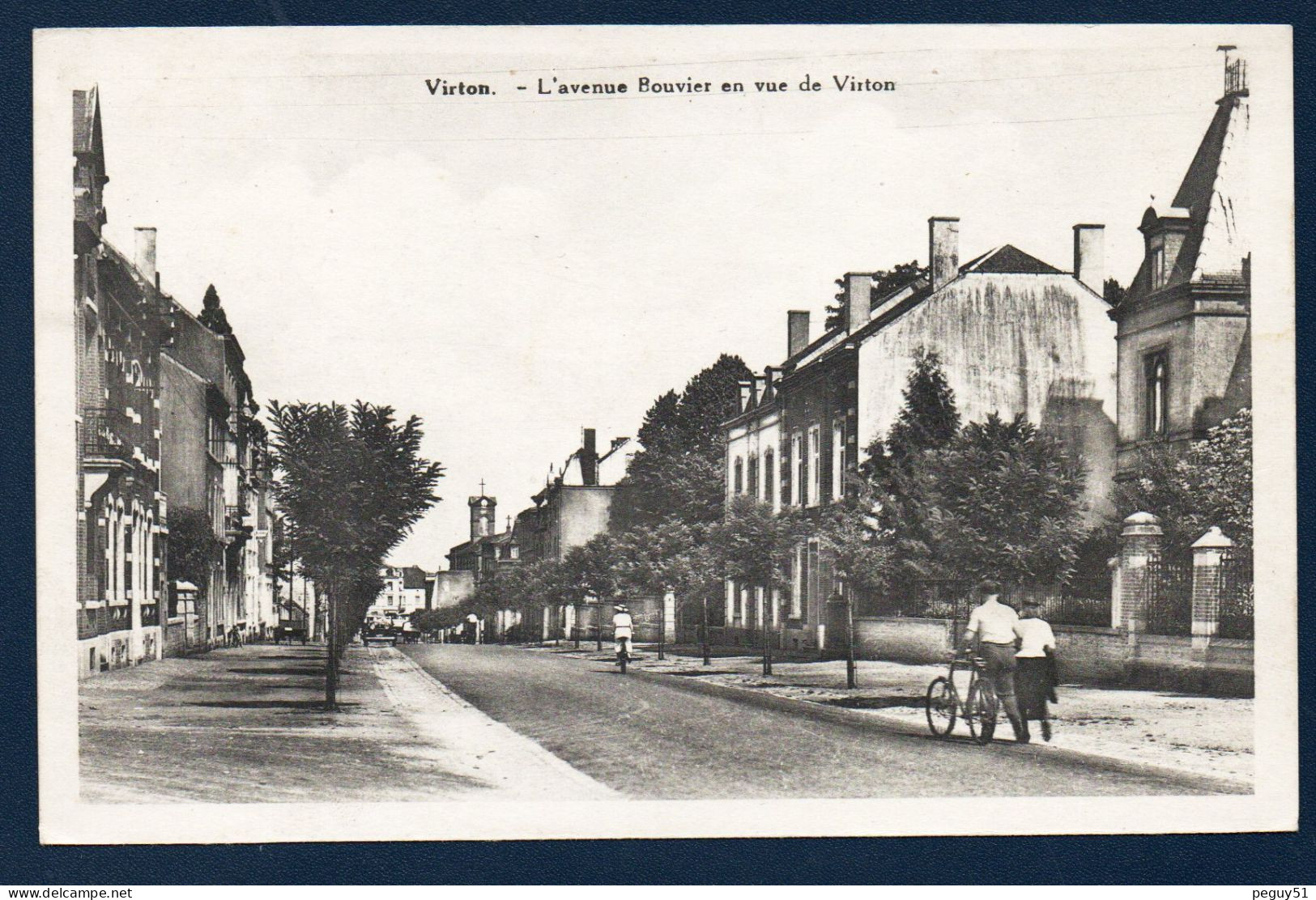 Virton.  Avenue Bouvier Vers L'église Saint-Laurent. Cyclistes Et Voitures. - Virton