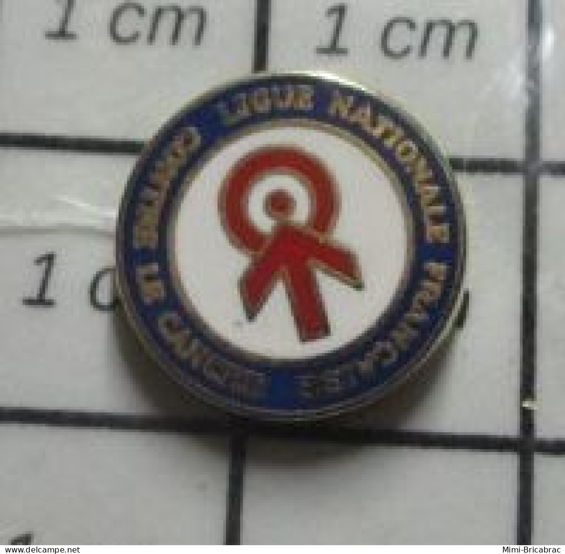 1418A Pin's Pins / Beau Et Rare / MEDICAL / LIGUE NATIONALE FRANCAISE CONTRE LE CANCER - Geneeskunde