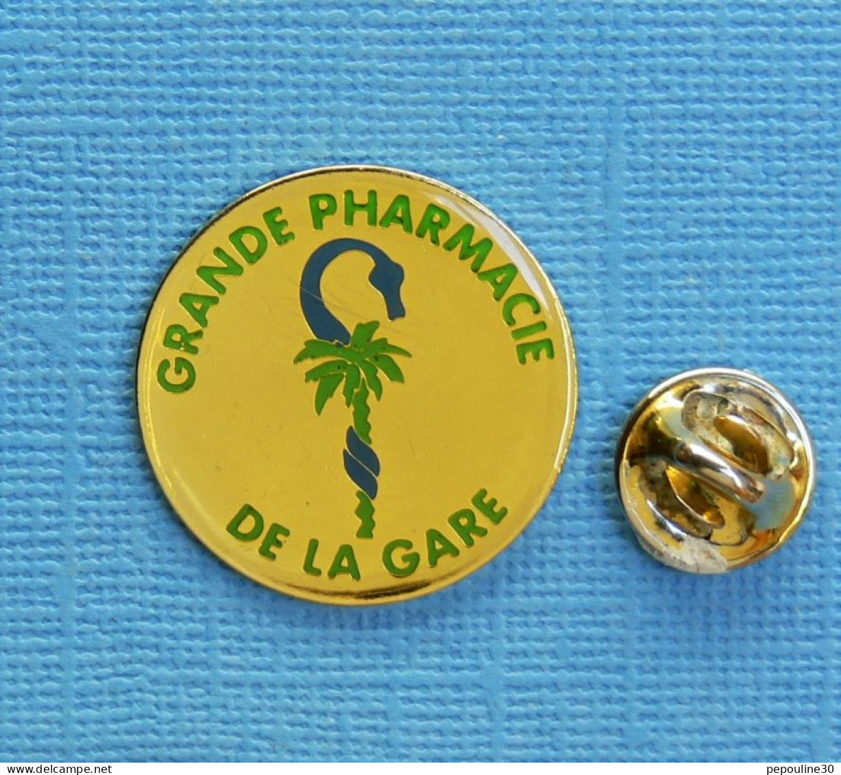 1 PIN'S /  ** GRANDE PHARMACIE DE LA GARE ** - Medical