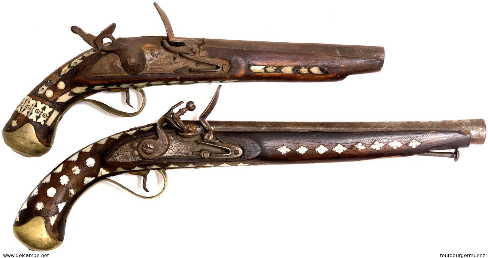 2 Alte Steinschlosspistolen, Sogenannte "Berberwaffen" Um 1820. Reich Verziert Mit Perlmutteinlagen. Länge 37 Und 46 Cm. - Sonstige & Ohne Zuordnung