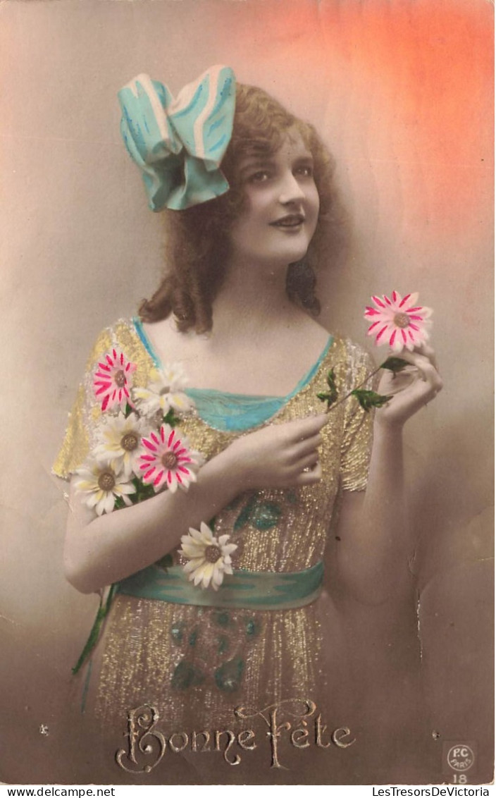 FANTAISIE - Femme - Femme Avec Des Fleurs - Noeud Bleu Dans Les Cheveux - Bonne Fête - Carte Postale Ancienne - Women