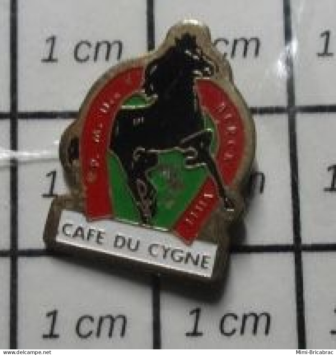 520 Pin's Pins / Rare Et De Belle Qualité / ANIMAUX / CAFE DU CYGNE CHEVAL NOIR FER PMU BERCK - Administrations