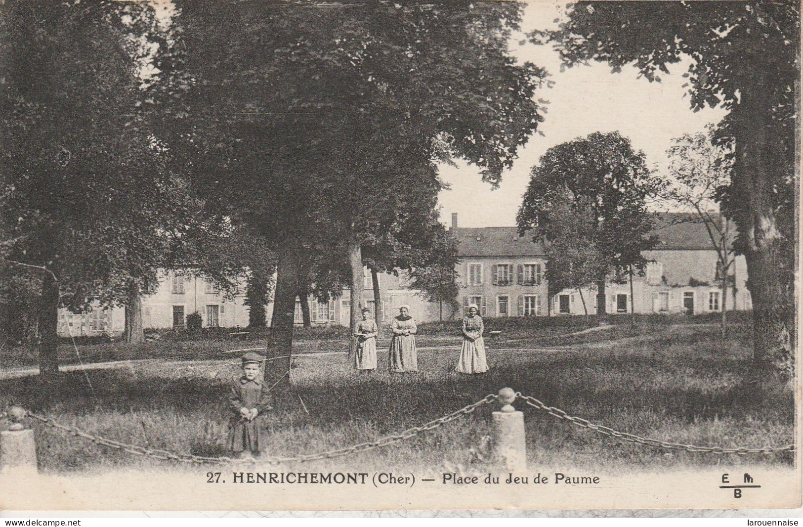 18 - HENRICHEMONT - Place Du Jeu De Paume - Henrichemont