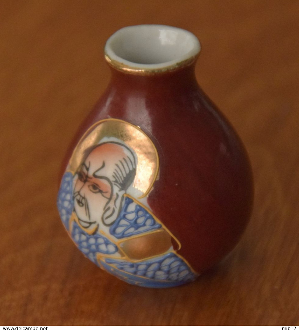 Vase Miniature En Porcelaine Du Japon - CFC - Autres & Non Classés