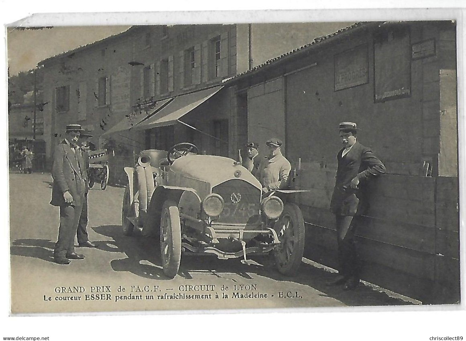 CARTE POSTALE Grand Prix De L'A.C.F - Circuit De Lyon - Le Coureur Esser Pendant Un Rafraîchissement à La Madeleine - Grand Prix / F1