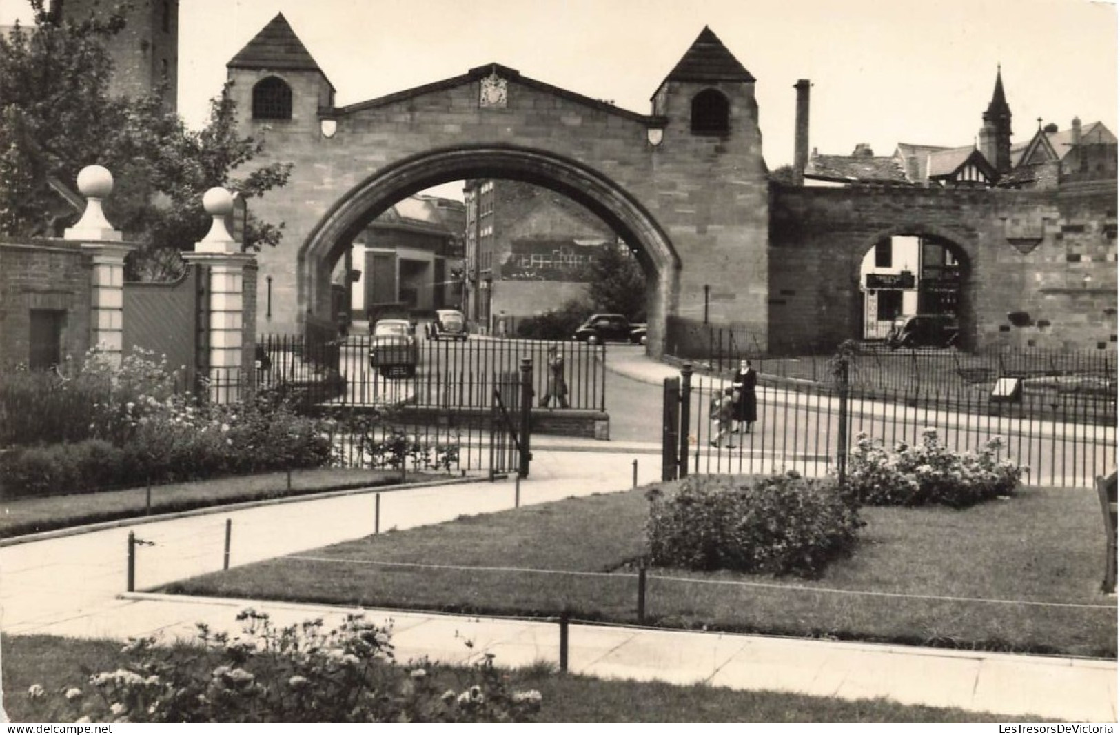 ROYAUME-UNI - Newgate Chester - Vue Générale - Des Gens Qui Passent - Des Voitures Au Loin - Carte Postale Ancienne - Chester