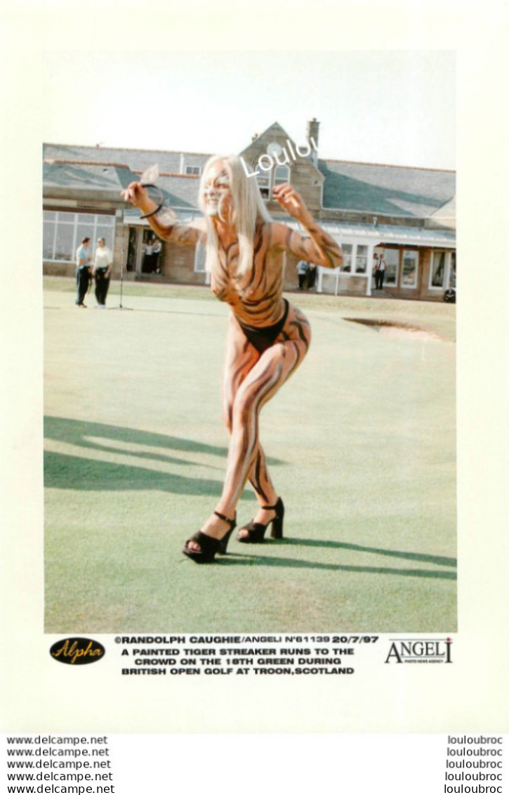 FEMME EN PANTHERE EN 1997 DANS UN OPEN GOLF GRANDE PHOTO DE PRESSE  AGENCE ANGELI  21x15CM R2 - Pin-Ups