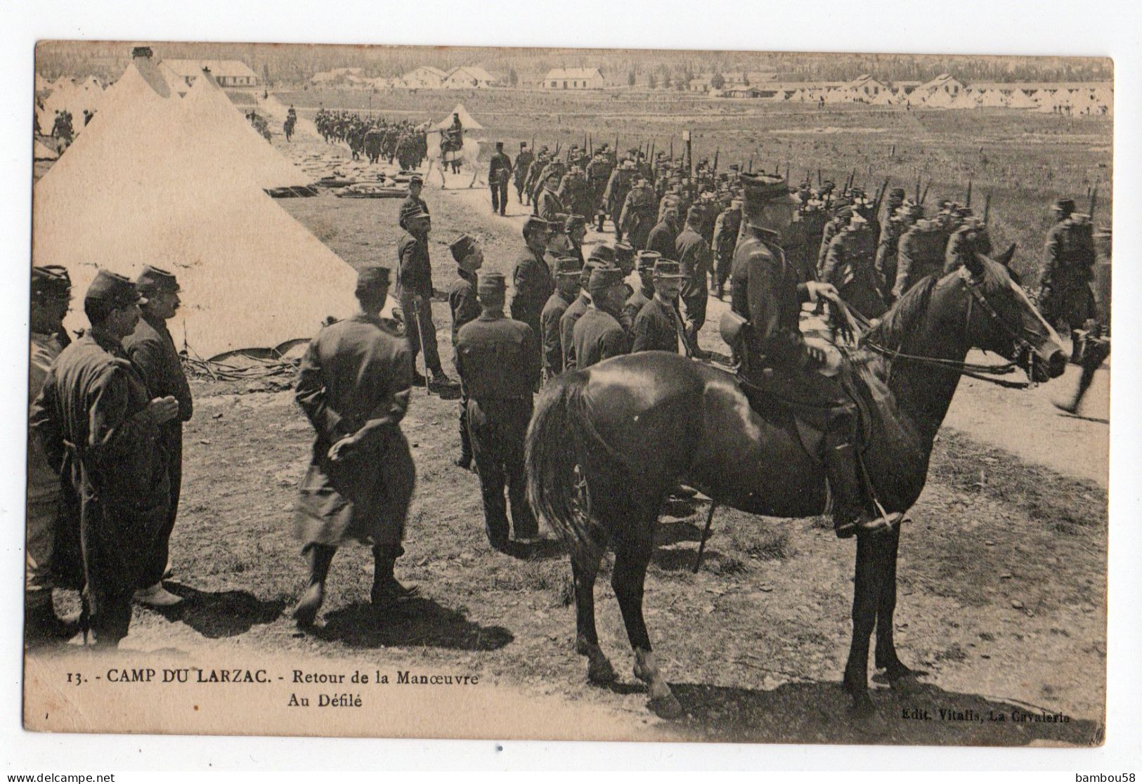 LA CAVALERIE * AVEYRON * CAMP DU LARZAC * RETOUR DE MANOEUVRE * DEFILE * Carte N° 13 * édit. Vitalis, - La Cavalerie