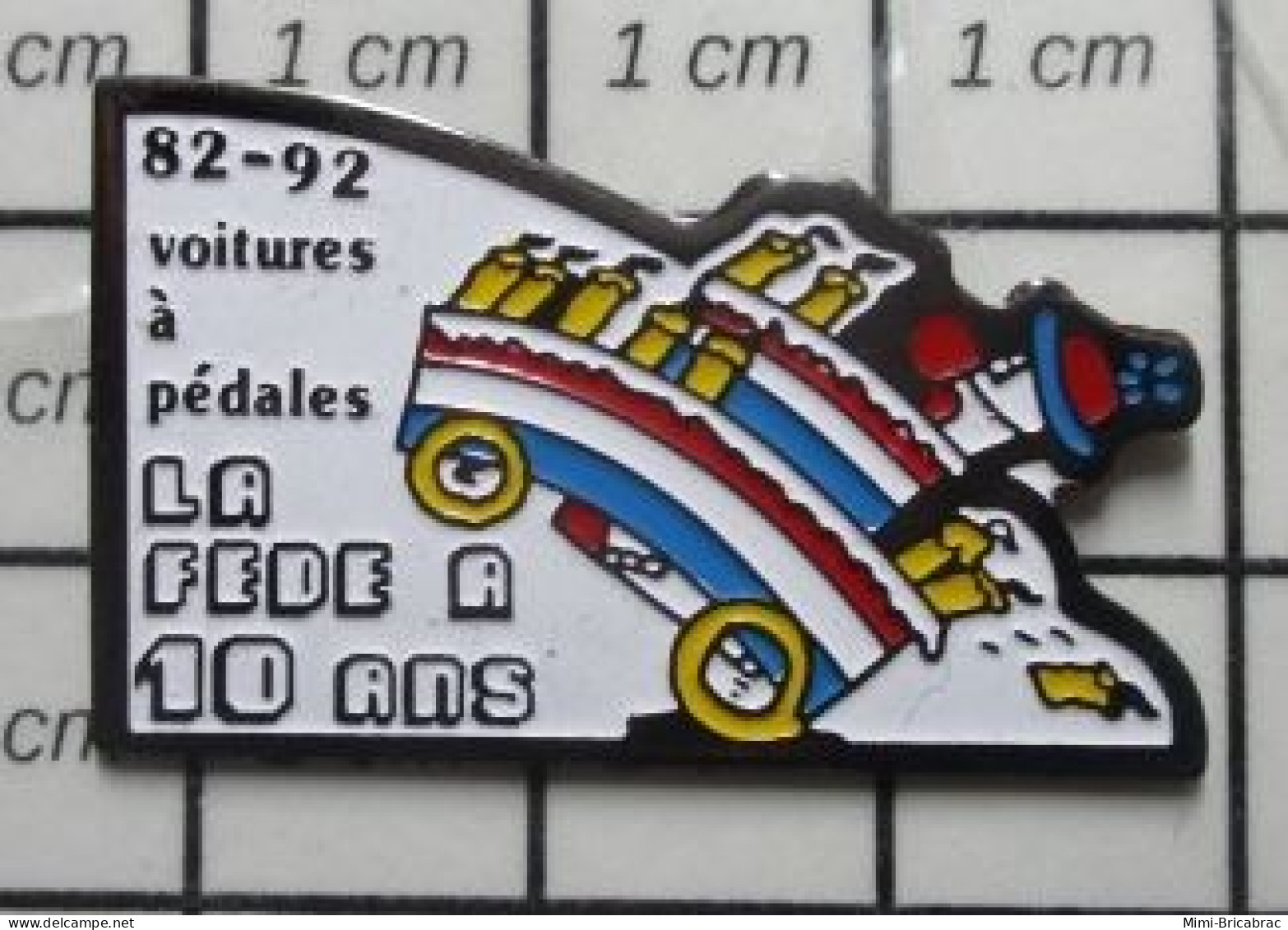 511B Pin's Pins / Beau Et Rare / SPORTS / VOITURES A PEDALES 1982 1992 LA FEDE A 10 ANS - Automobile - F1