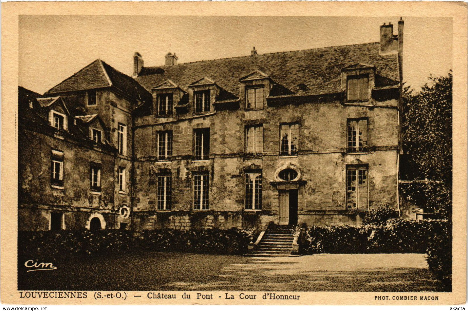 CPA LOUVECIENNES Chateau Du Pont - La Cour D'Honneur (1386278) - Louveciennes